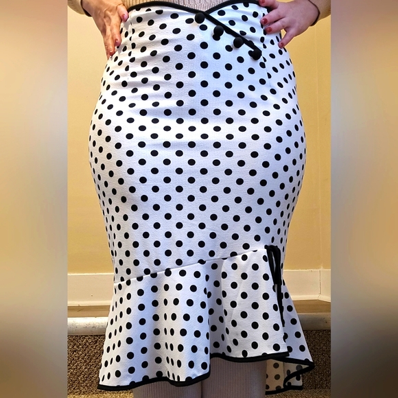 Retro White Skirt with Black polka dots and trim. Zip back. Size M/L - Picture 1 of 7